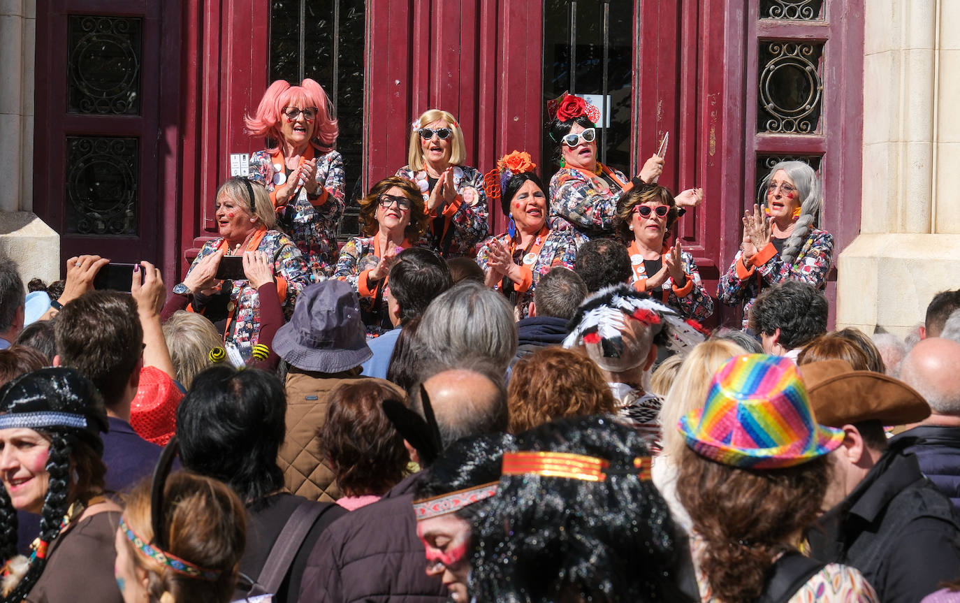Fotos: Cádiz celebra el lunes de Carnaval con un ojo en el cielo