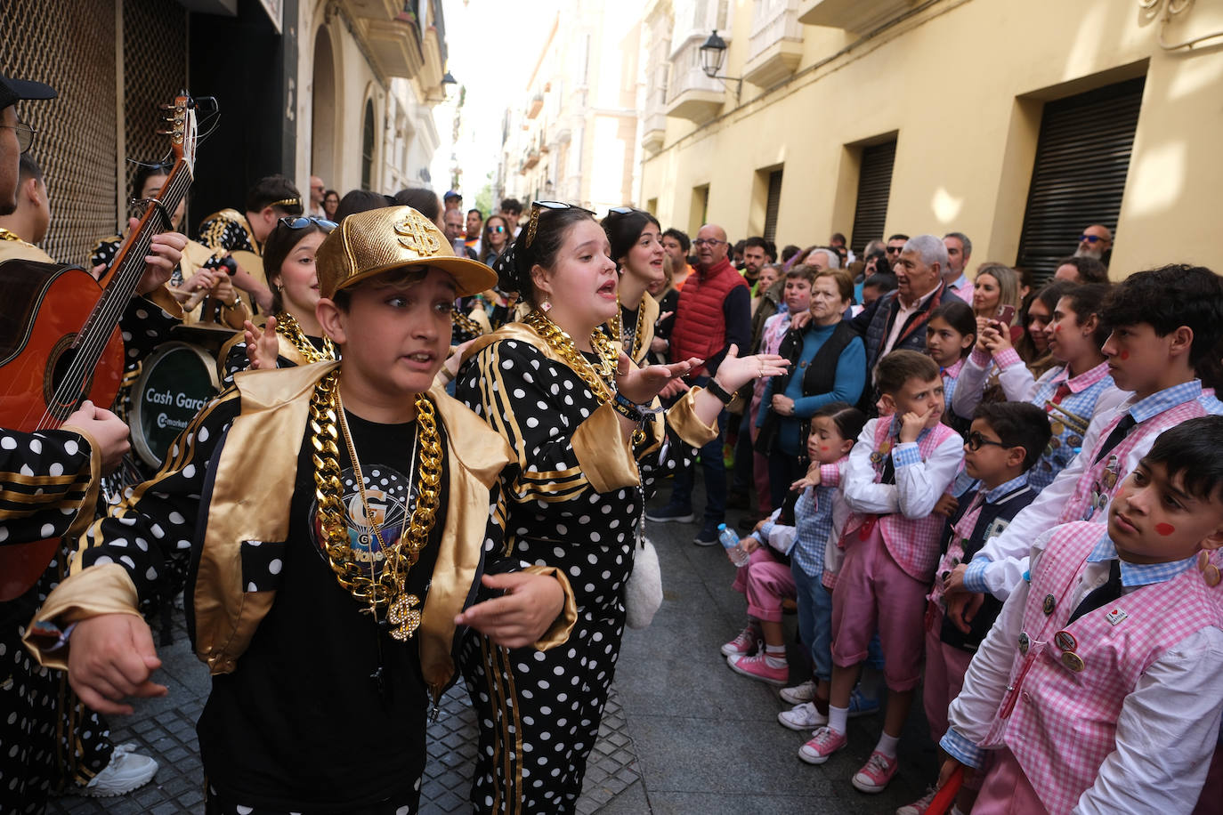 Fotos: Cádiz celebra el lunes de Carnaval con un ojo en el cielo