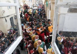 Cádiz se empapa de coplas en el lunes de Carnaval