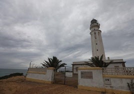 El alcalde de Barbate pide al Gobierno «medidas económicas» para preservar el Faro de Trafalgar como BIC