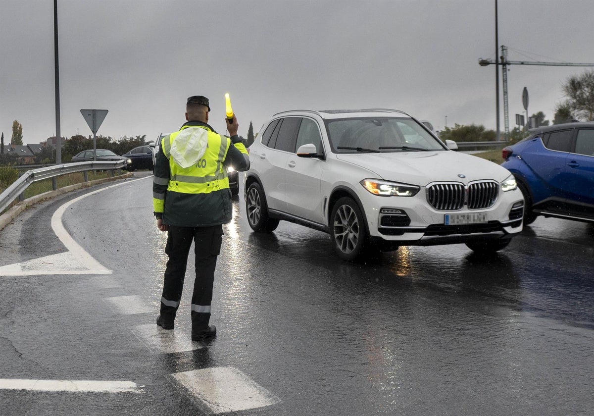 La Guardia Civil advierte de una nueva estafa aprovechando las alertas de Aemet por el temporal de lluvias: «No cliques»