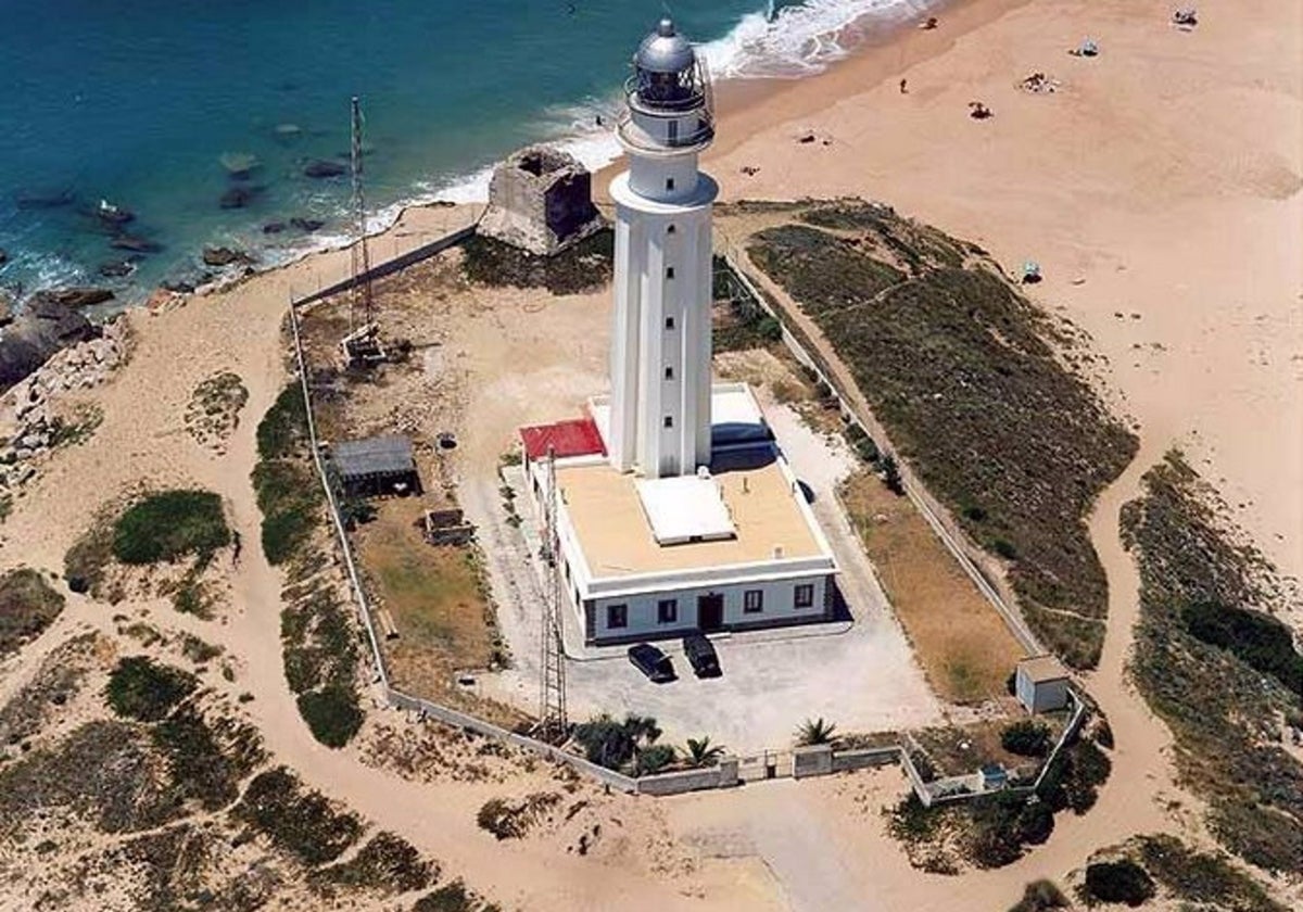 El Faro Trafalgar se ubica en el Parque Natural de La Breña y Marismas de Barbate,