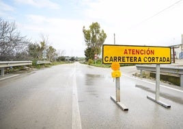 El desbordamiento del arroyo del Salado provoca el corte de la carretera CA-5101 y CA-3104