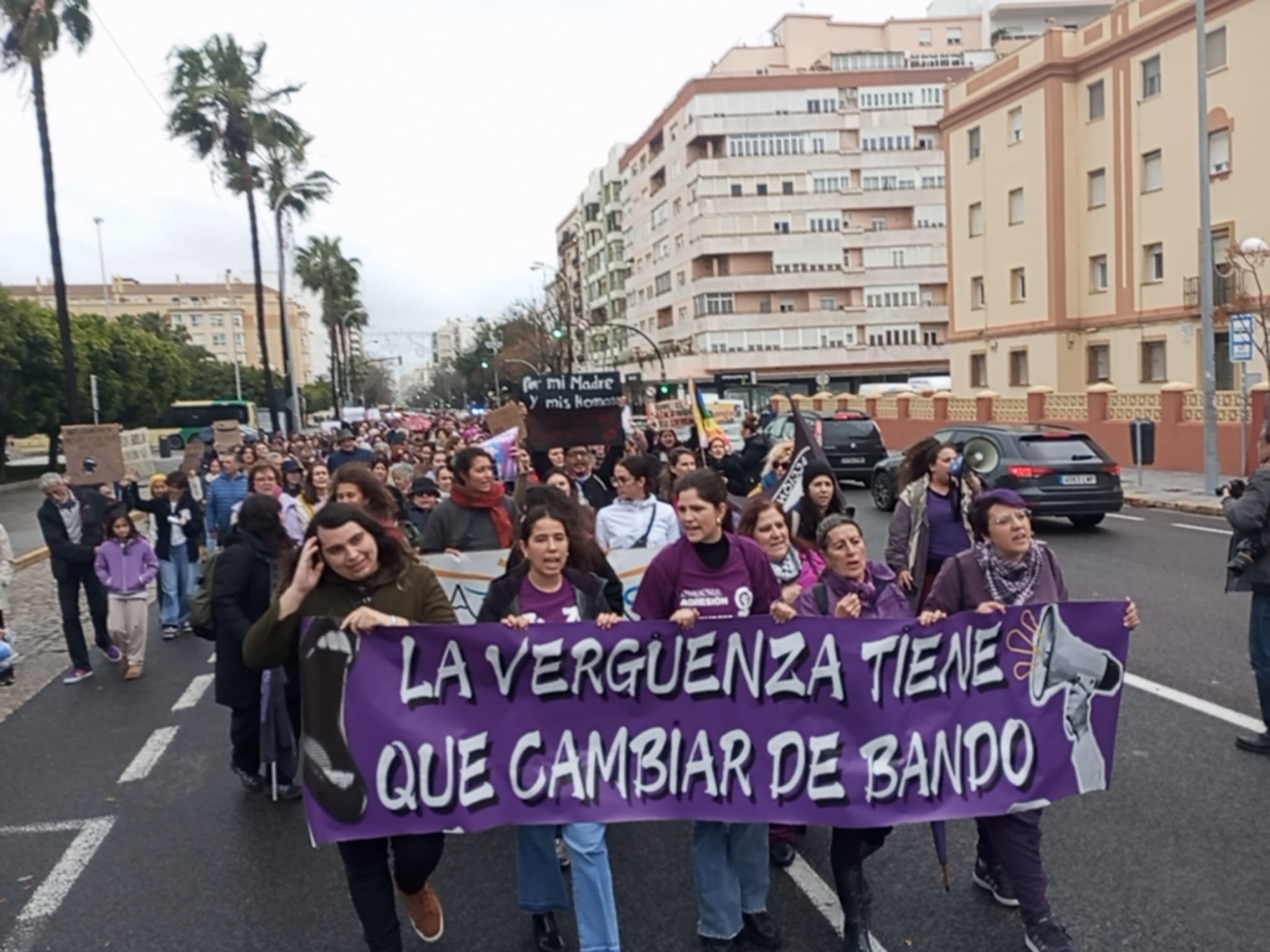 Fotos: A las mujeres de Cádiz les va la marcha... pasos sólo hacia adelante durante este 8-M