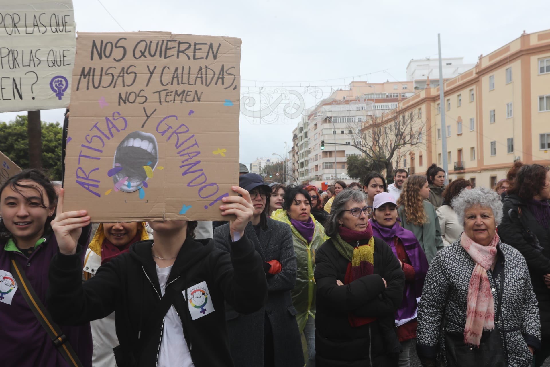 Fotos: A las mujeres de Cádiz les va la marcha... pasos sólo hacia adelante durante este 8-M