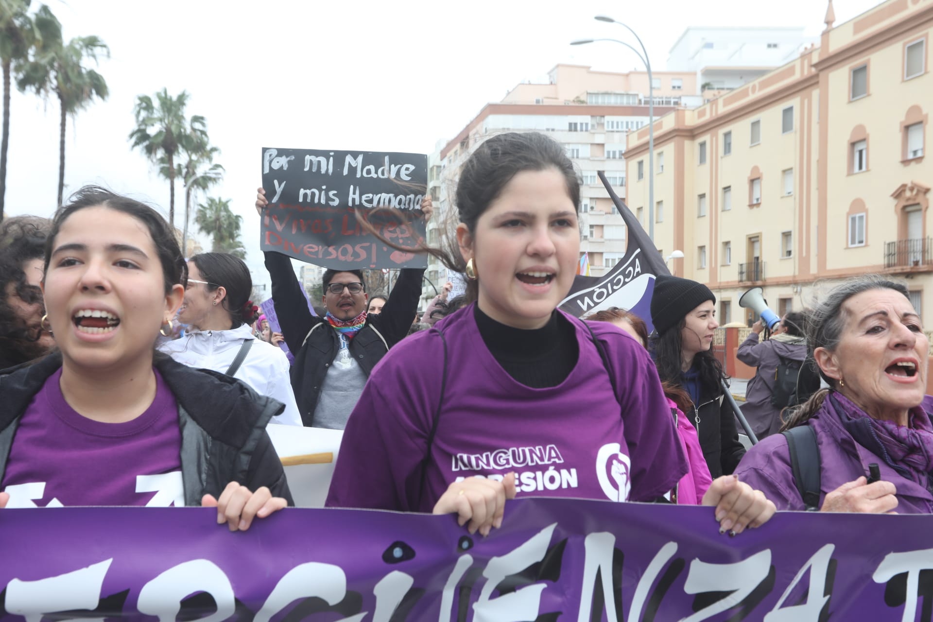 Fotos: A las mujeres de Cádiz les va la marcha... pasos sólo hacia adelante durante este 8-M
