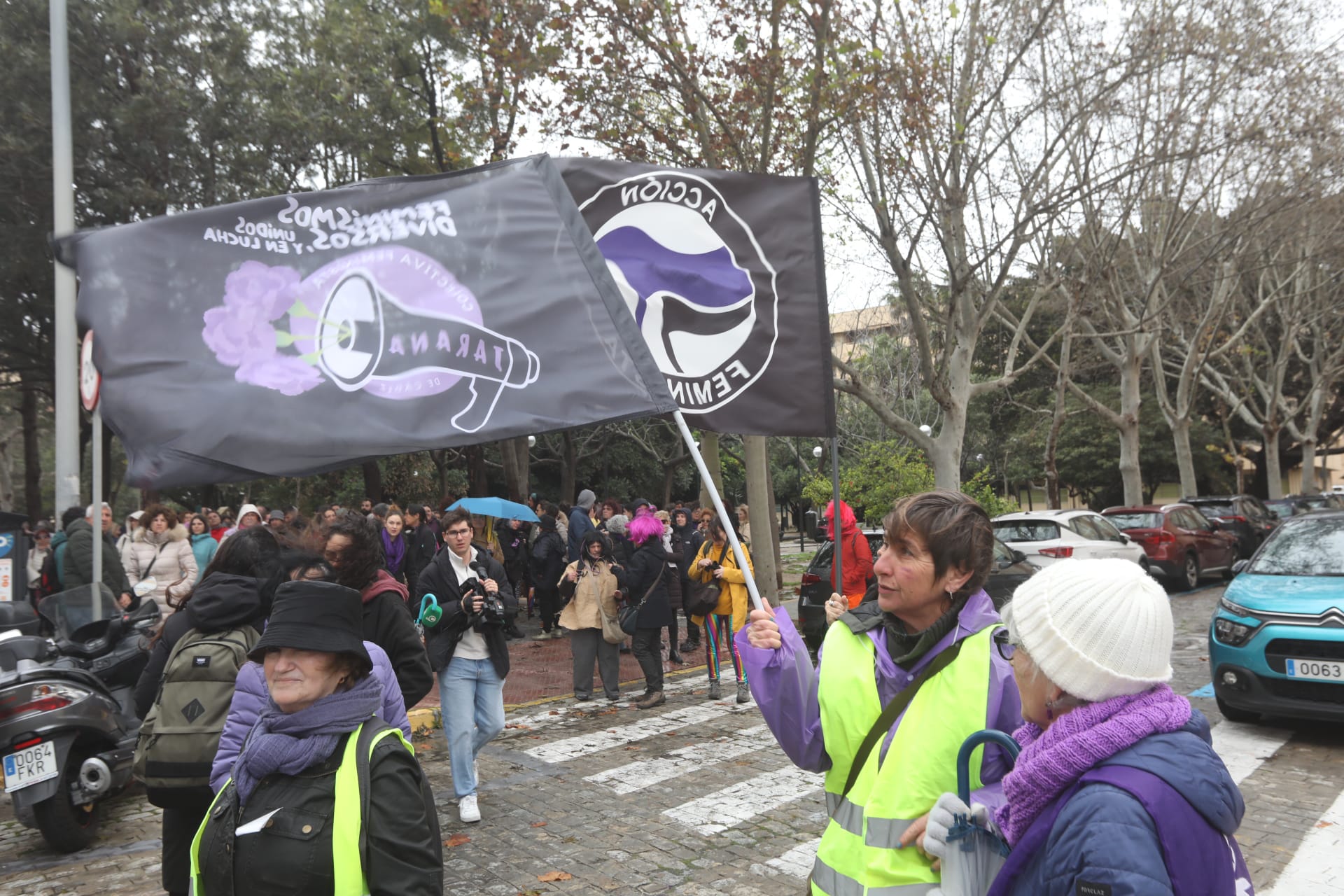 Fotos: A las mujeres de Cádiz les va la marcha... pasos sólo hacia adelante durante este 8-M