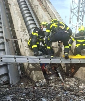 Imagen secundaria 2 - Bomberos de El Puerto salvan a dos perros atrapados en la depuradora de la prisión