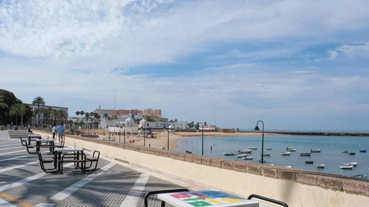 El Ayuntamiento de Cádiz renueva el diseño de la señalética de sus playas