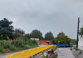 Habilitado un carril en el camino de Torrenueva afectado por los desprendimientos tras lluvias en La Línea