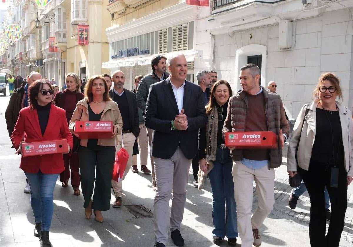 Juan Carlos Ruiz Boix entrega sus avales en la sede provincial del PSOE