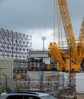 Imagen secundaria 2 - En la imagen superior, la jacket de la Borwin 5 que está terminada. Abajo, problemas de aparcamiento en La Cabezuela debido a la presencia de miles de trabajadores en Dragados Offshore. A la derecha, montaje de nuevos talleres