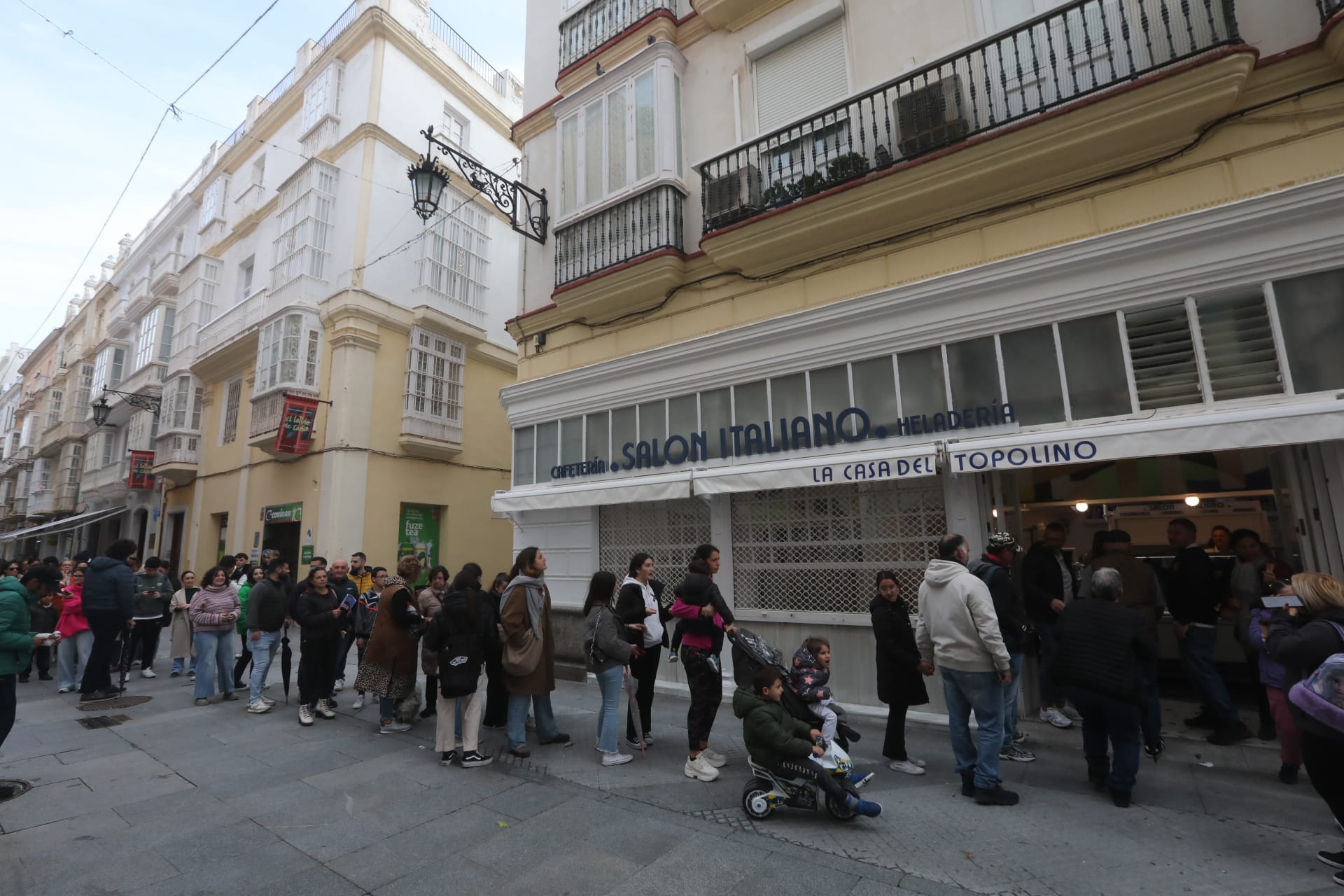 Colas y topolinos gratis: la tradición gaditana de Los Italianos resiste viento y lluvia
