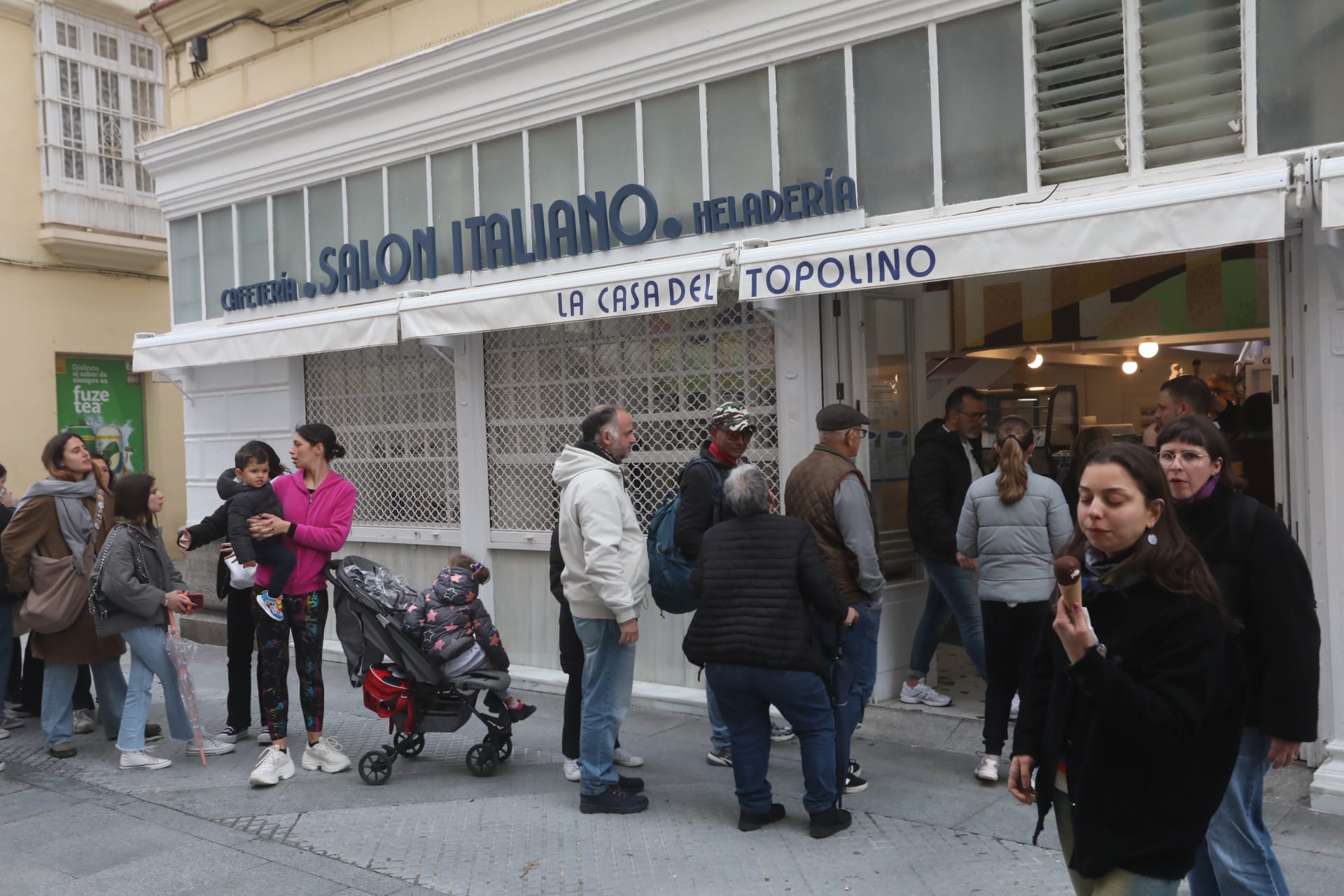 Colas y topolinos gratis: la tradición gaditana de Los Italianos resiste viento y lluvia