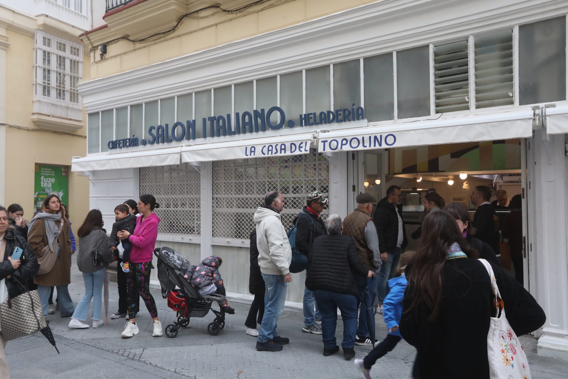 Colas y topolinos gratis: la tradición gaditana de Los Italianos resiste viento y lluvia