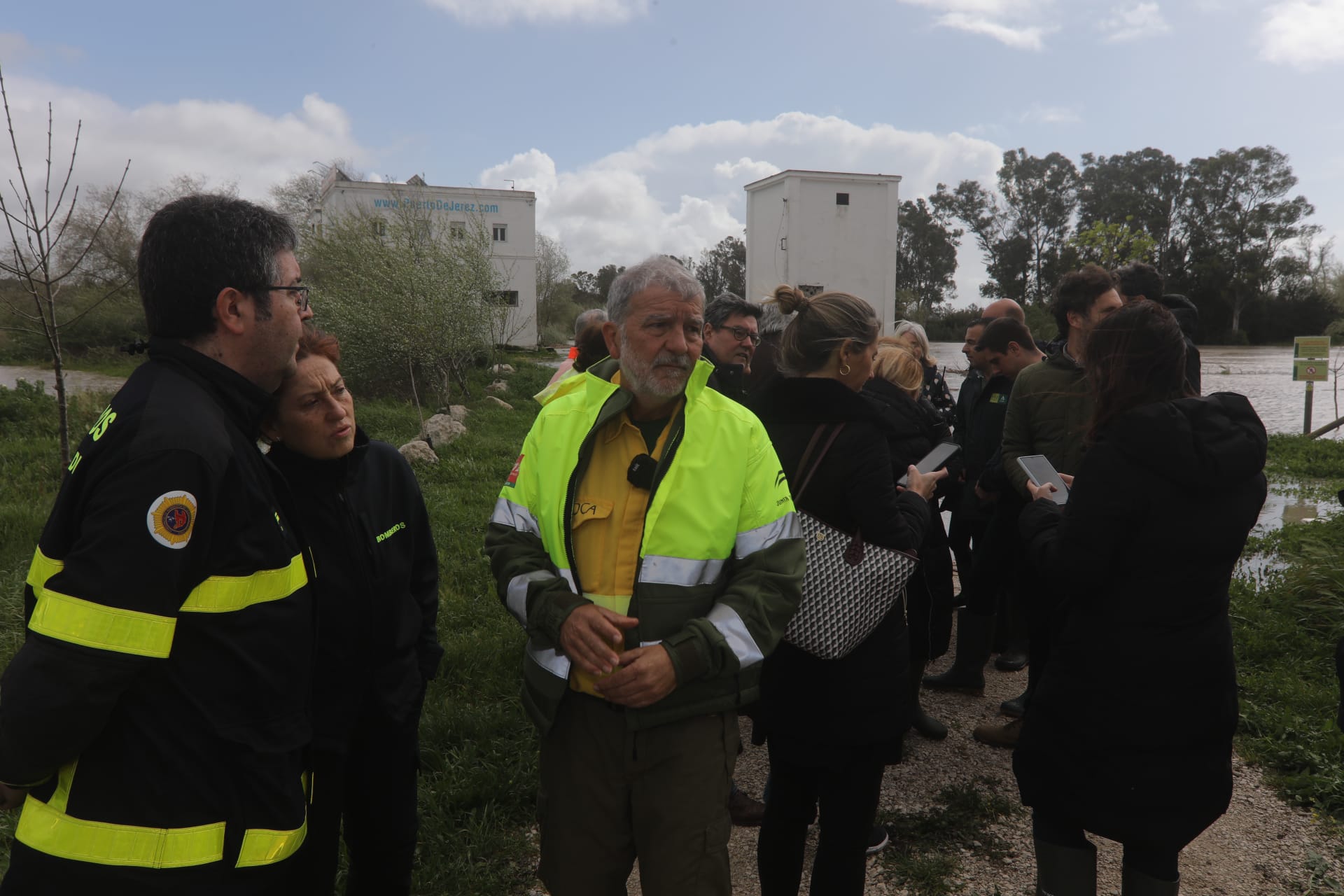 Imágenes de la crecida del Guadalete en Jerez: 200 desalojados y trabajo sobre el terreno