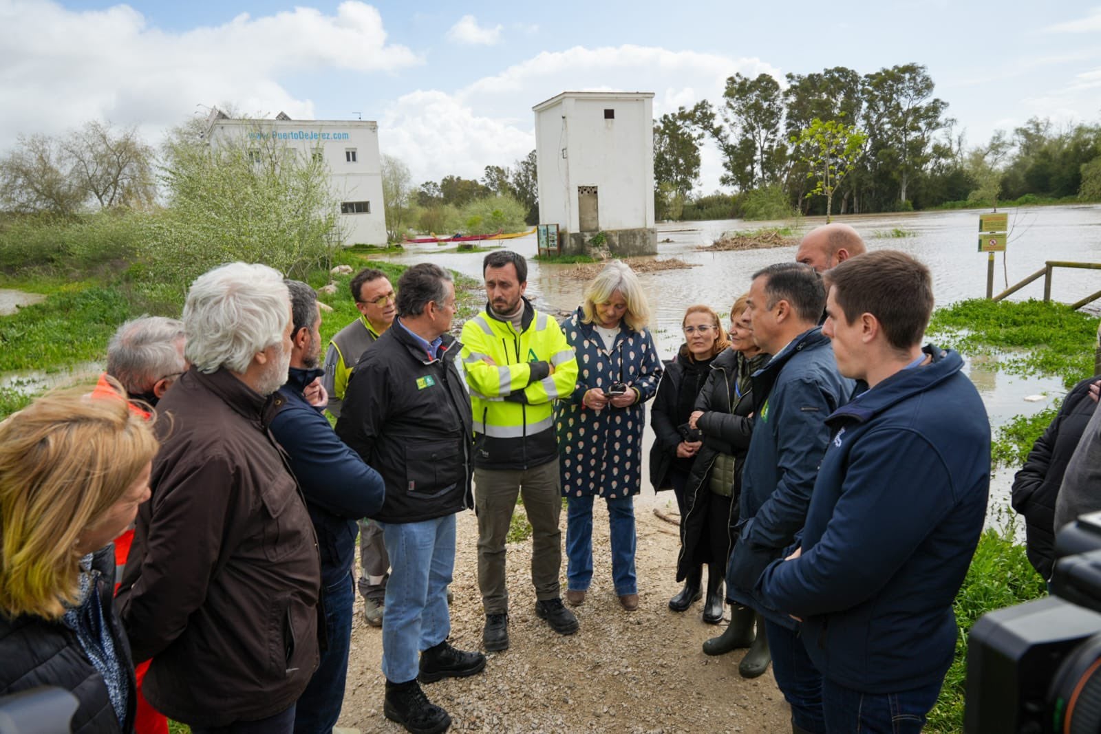 Imágenes de la crecida del Guadalete en Jerez: 200 desalojados y trabajo sobre el terreno