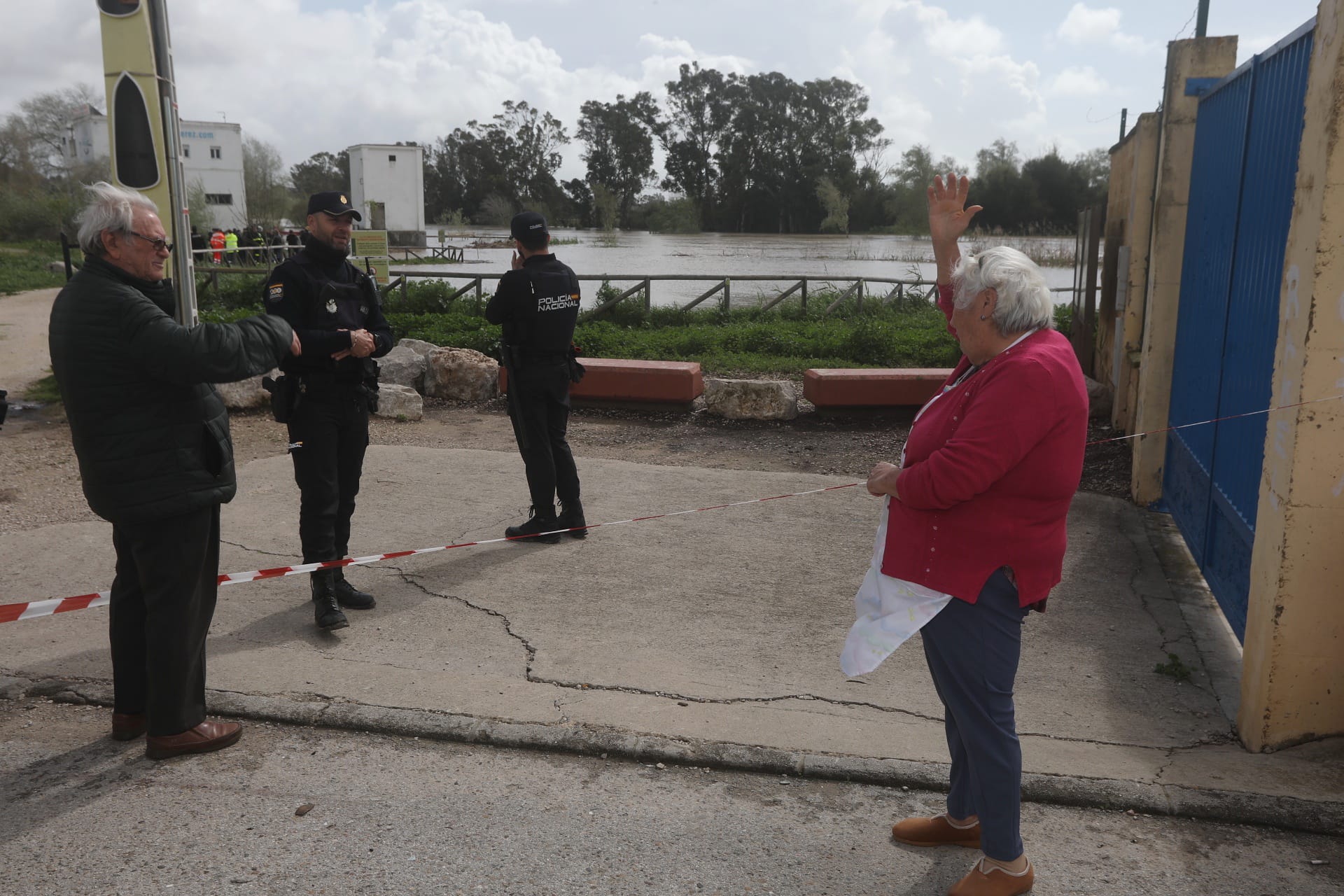 Imágenes de la crecida del Guadalete en Jerez: 200 desalojados y trabajo sobre el terreno