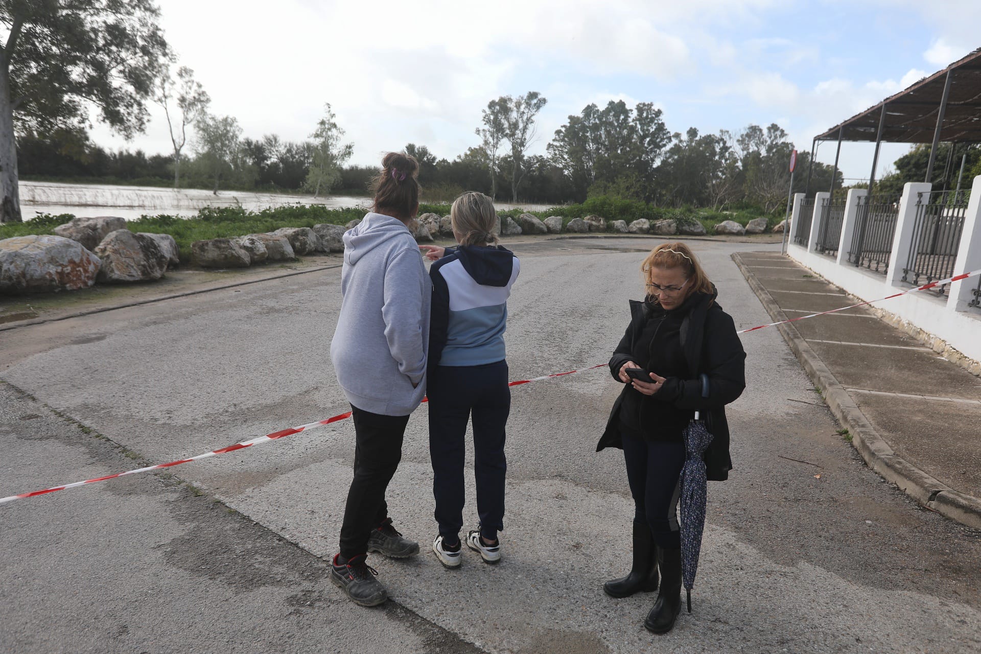 Imágenes de la crecida del Guadalete en Jerez: 200 desalojados y trabajo sobre el terreno