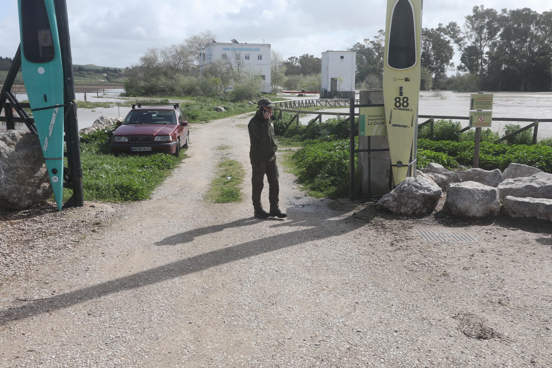 Imágenes de la crecida del Guadalete en Jerez: 200 desalojados y trabajo sobre el terreno