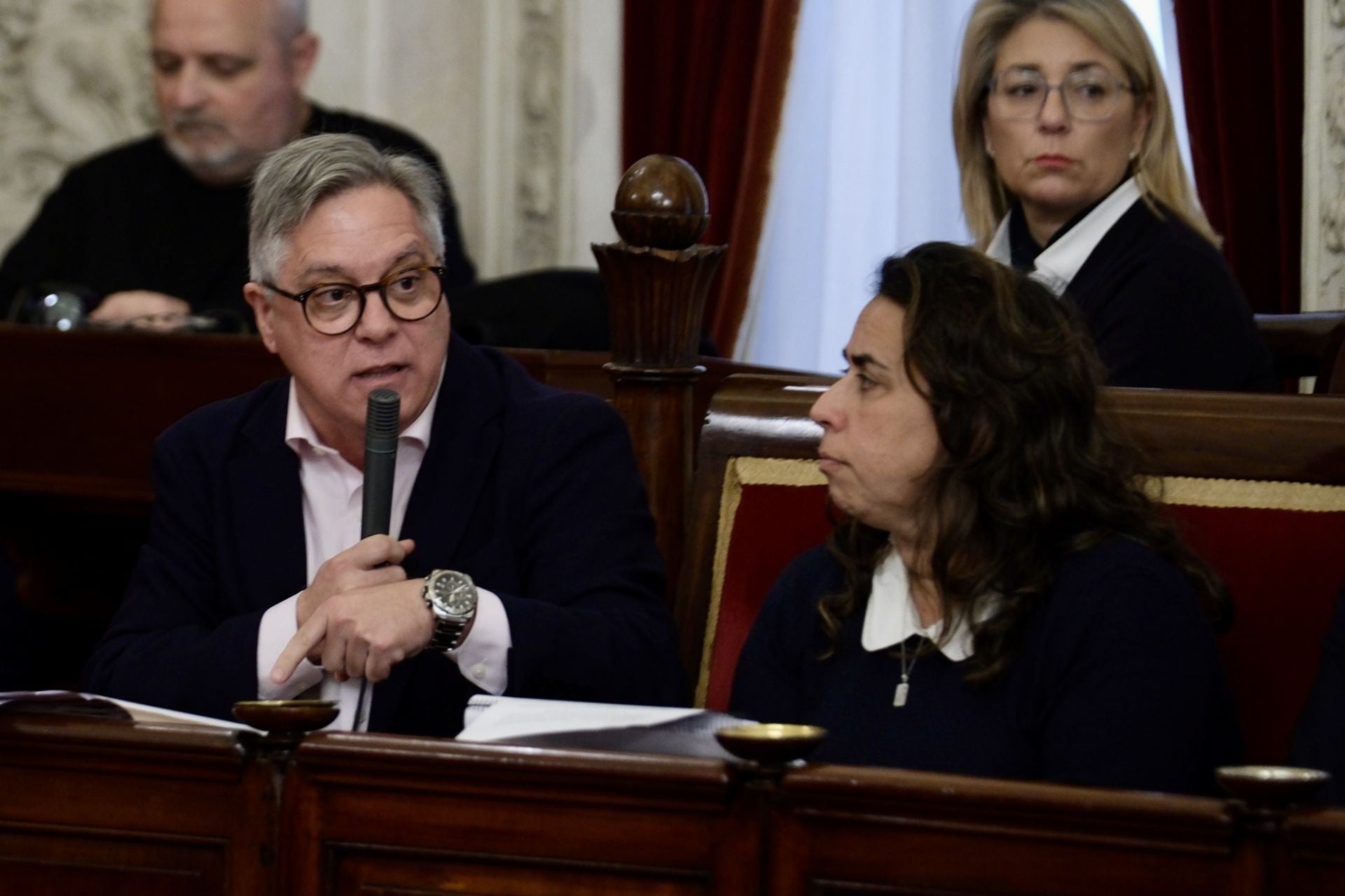 Las imágenes del pleno extraordinario para aprobar los Presupuestos en Cádiz