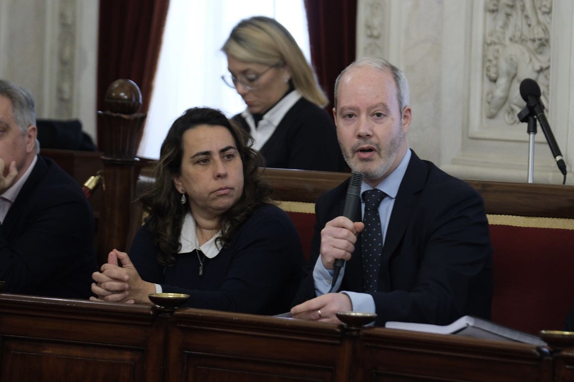 Las imágenes del pleno extraordinario para aprobar los Presupuestos en Cádiz