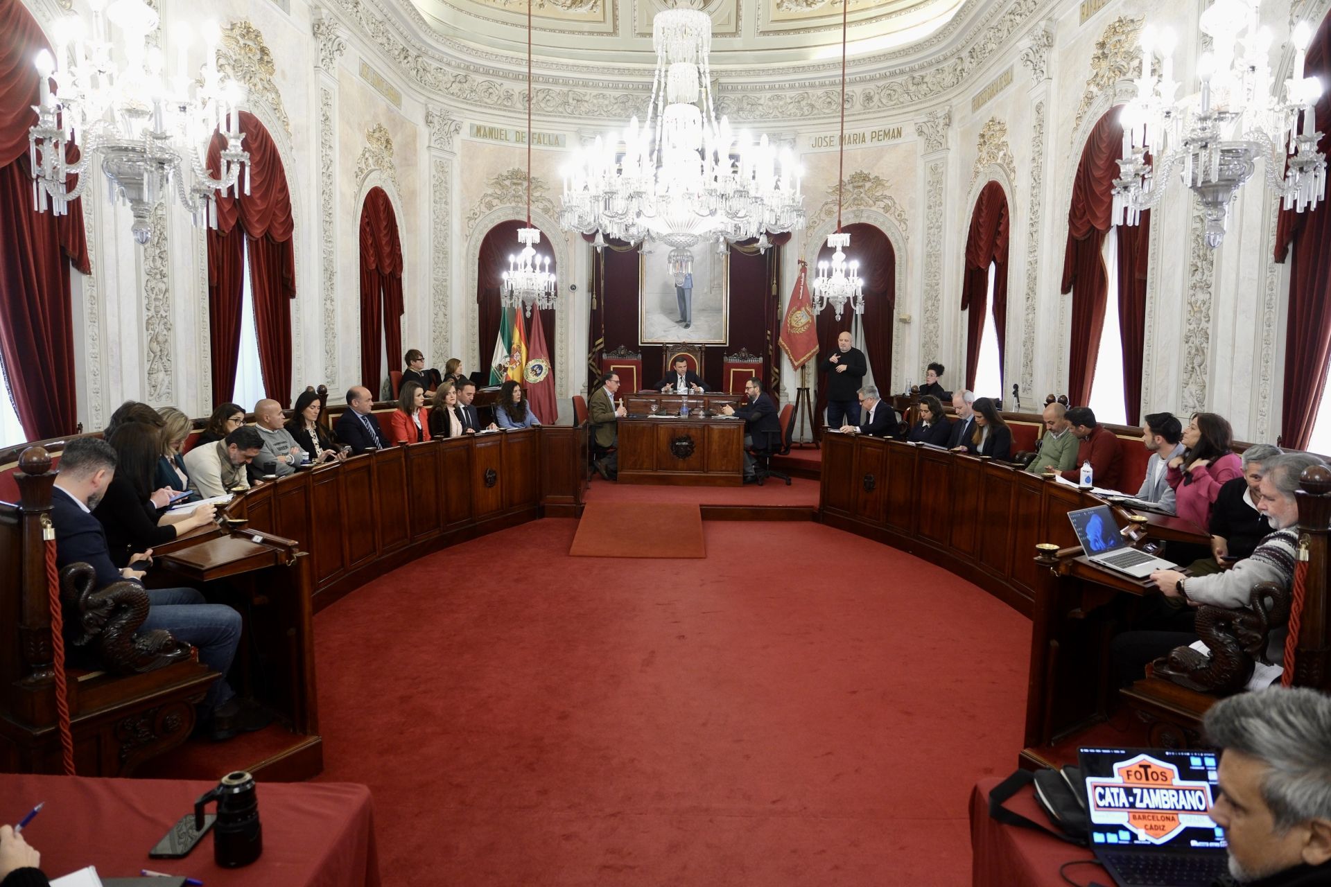 Las imágenes del pleno extraordinario para aprobar los Presupuestos en Cádiz