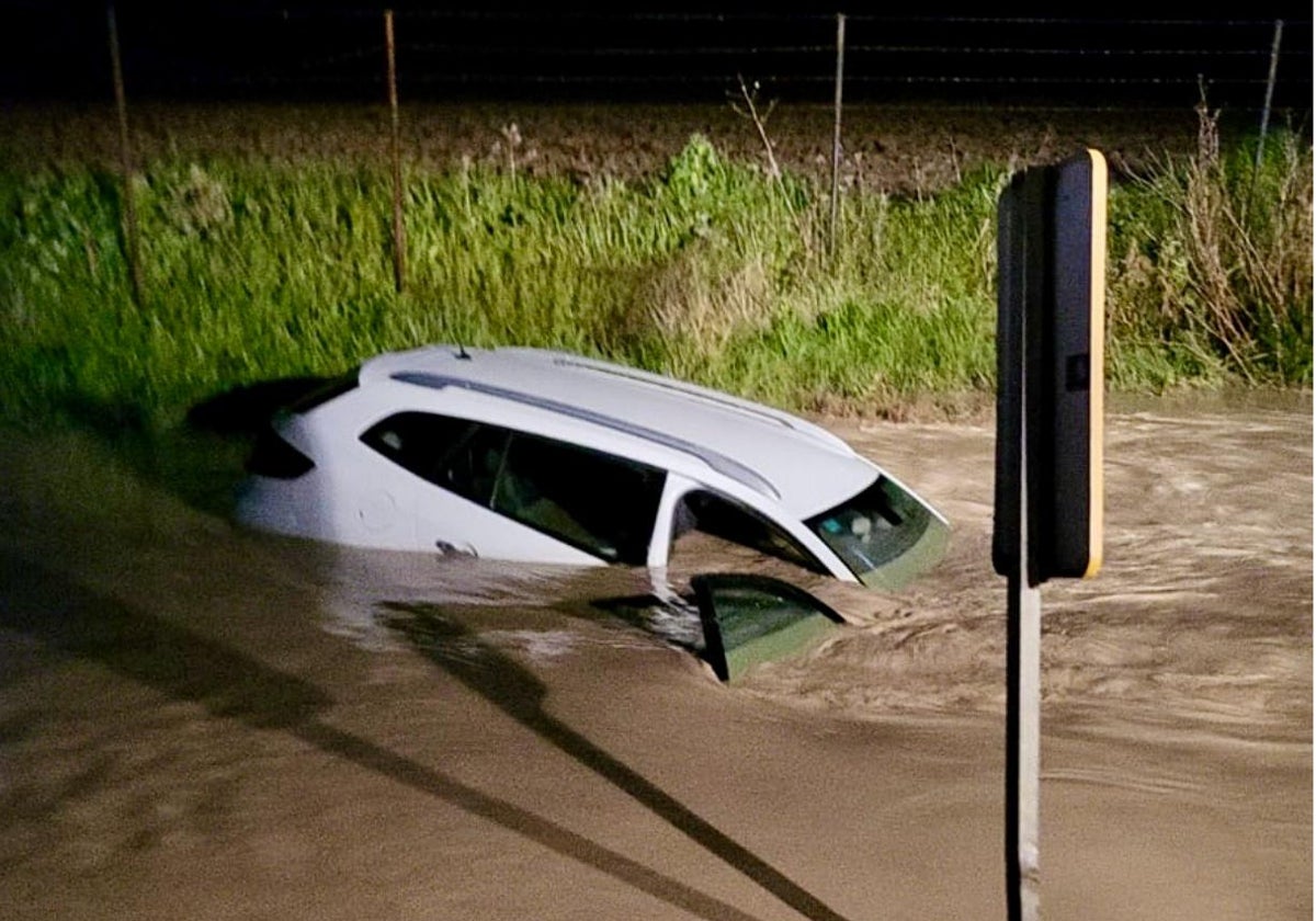 Rescatadas tres personas de un coche que estaba siendo arrastrado por la corriente en Jerez