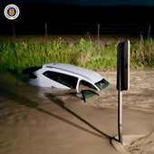 Rescatadas tres personas de un coche que estaba siendo arrastrado por la corriente en Jerez