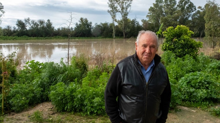 Miguel, vecino de La Corta, que no quiso irse de su casa