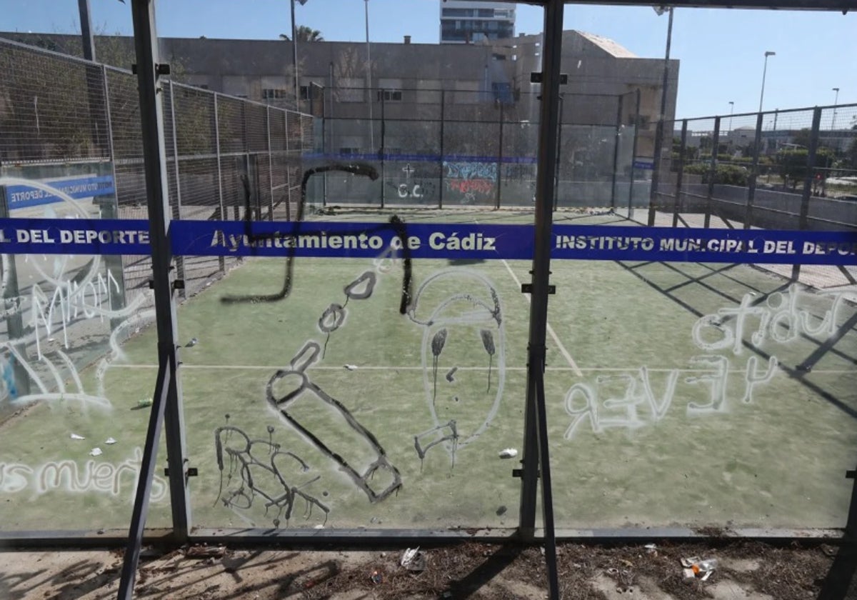 Las pistas de padel de Telegrafía sin Hilos están abandonadas desde hace años.