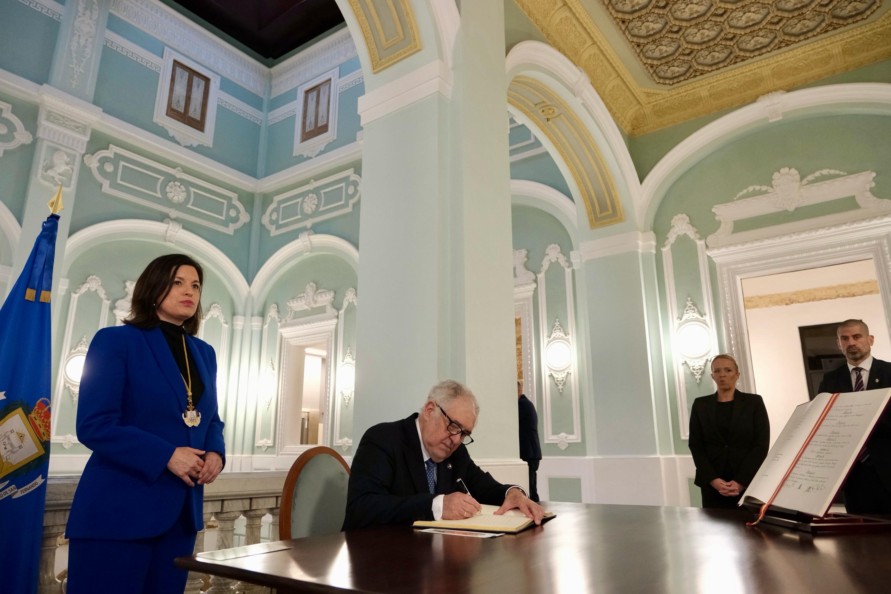 Conde-Pumpido destaca la fortaleza de la Constitución española en su visita a las ciudades que vieron nacer &#039;La Pepa&#039;