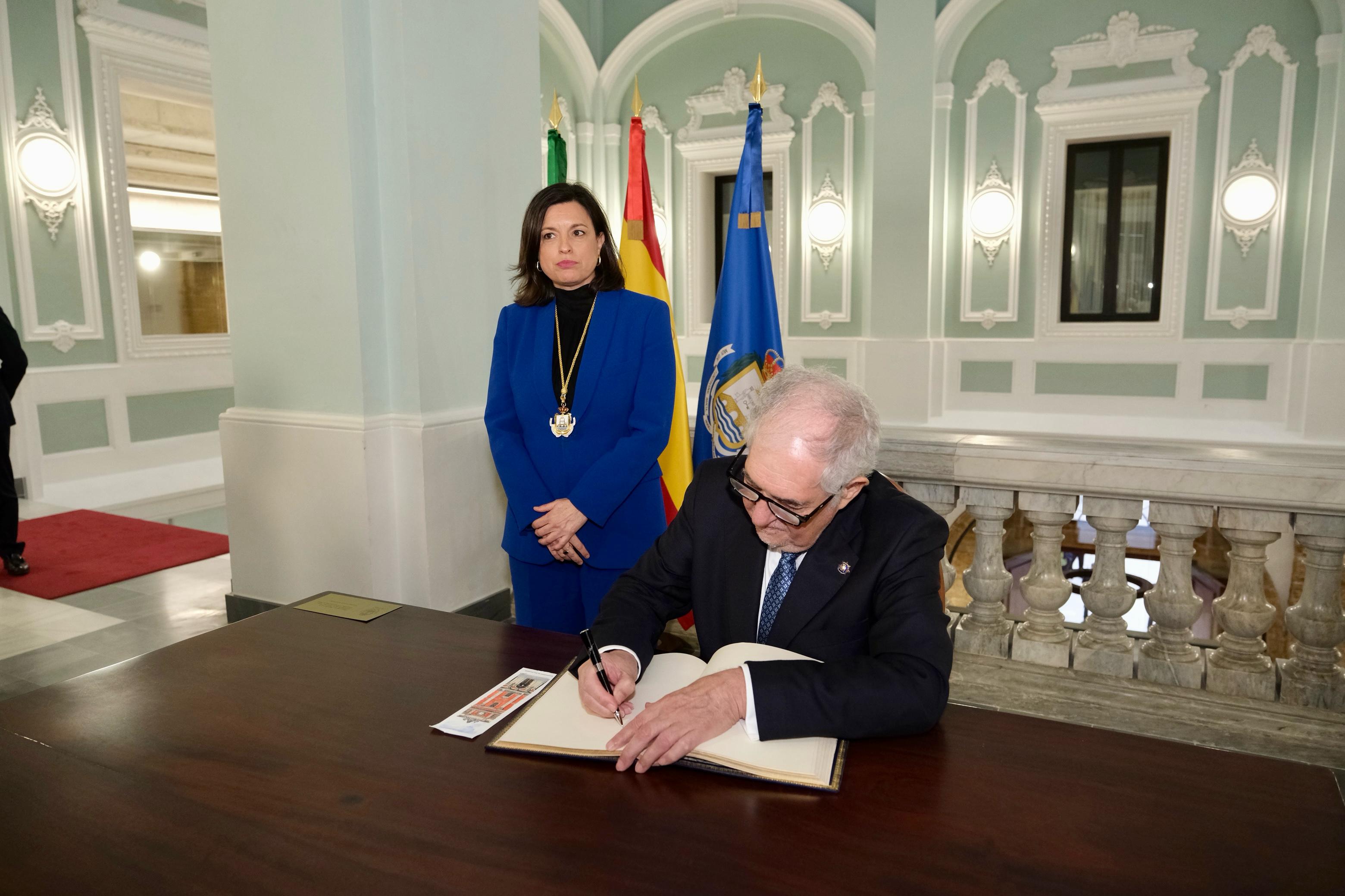 Conde-Pumpido destaca la fortaleza de la Constitución española en su visita a las ciudades que vieron nacer &#039;La Pepa&#039;