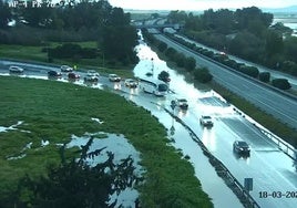 La AP4, la autopista que une Cádiz y Sevilla, reabre al tráfico tras permanecer cerrada debido a las intensas lluvias de la borrasca Laurence