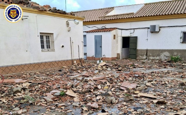 Imagen principal - Un tornado arrasa Conil y provoca varios destrozos de pinares, muros y techos