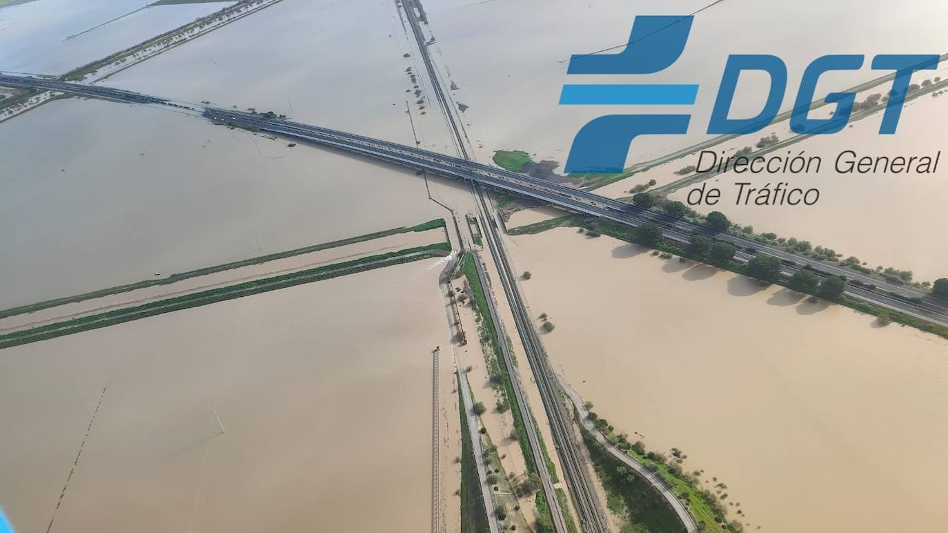 Las impresionantes fotografías de la autopista entre Cádiz y Sevilla tomadas desde el helicóptero de la DGT