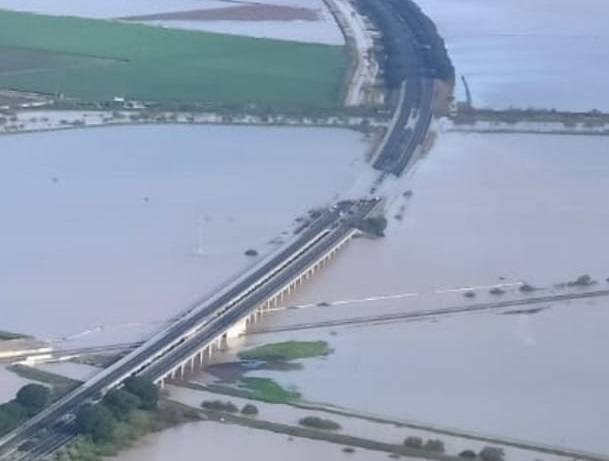 Las impresionantes fotografías de la autopista entre Cádiz y Sevilla tomadas desde el helicóptero de la DGT