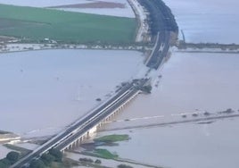 La autopista Cádiz-Sevilla y todas las carreteras cortadas de la provincia