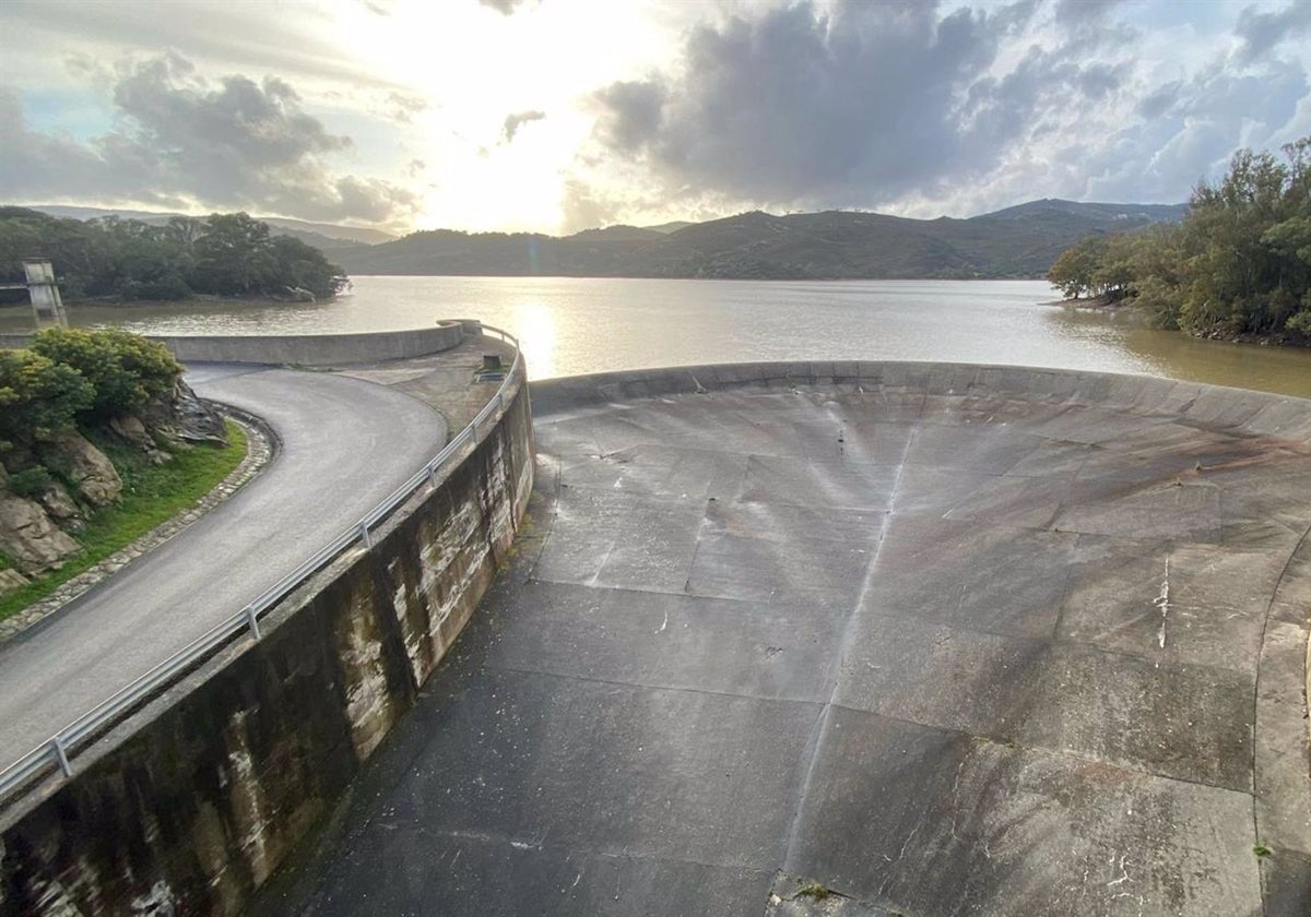 Piden precaución ante el desembalse de agua en el embalse de Guadarranque