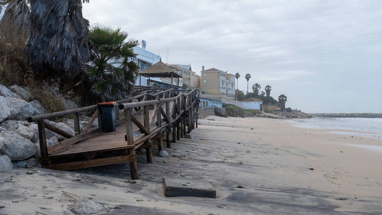 Las playas de Cádiz sufren los efectos del temporal a un mes de la Semana Santa