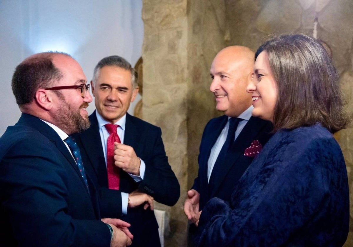 El Ayuntamiento de San Fernando realiza la visita institucional al pregonero de la Semana Santa 2025