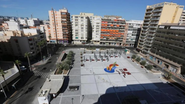 Quedada literaria en la plaza Ana Orantes de Cádiz: estudiantes y familiares se unen para fomentar la lectura intergeneracional
