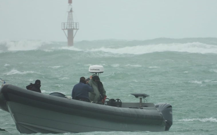 Imagen principal - El puerto de Sancti Petri, de nuevo «refugio» para las narcolanchas que esperan que amaine el temporal que azota Cádiz