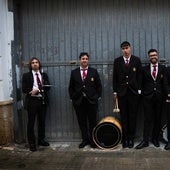 Músicos refugiados de la lluvia en el Martes Santo de San Fernando