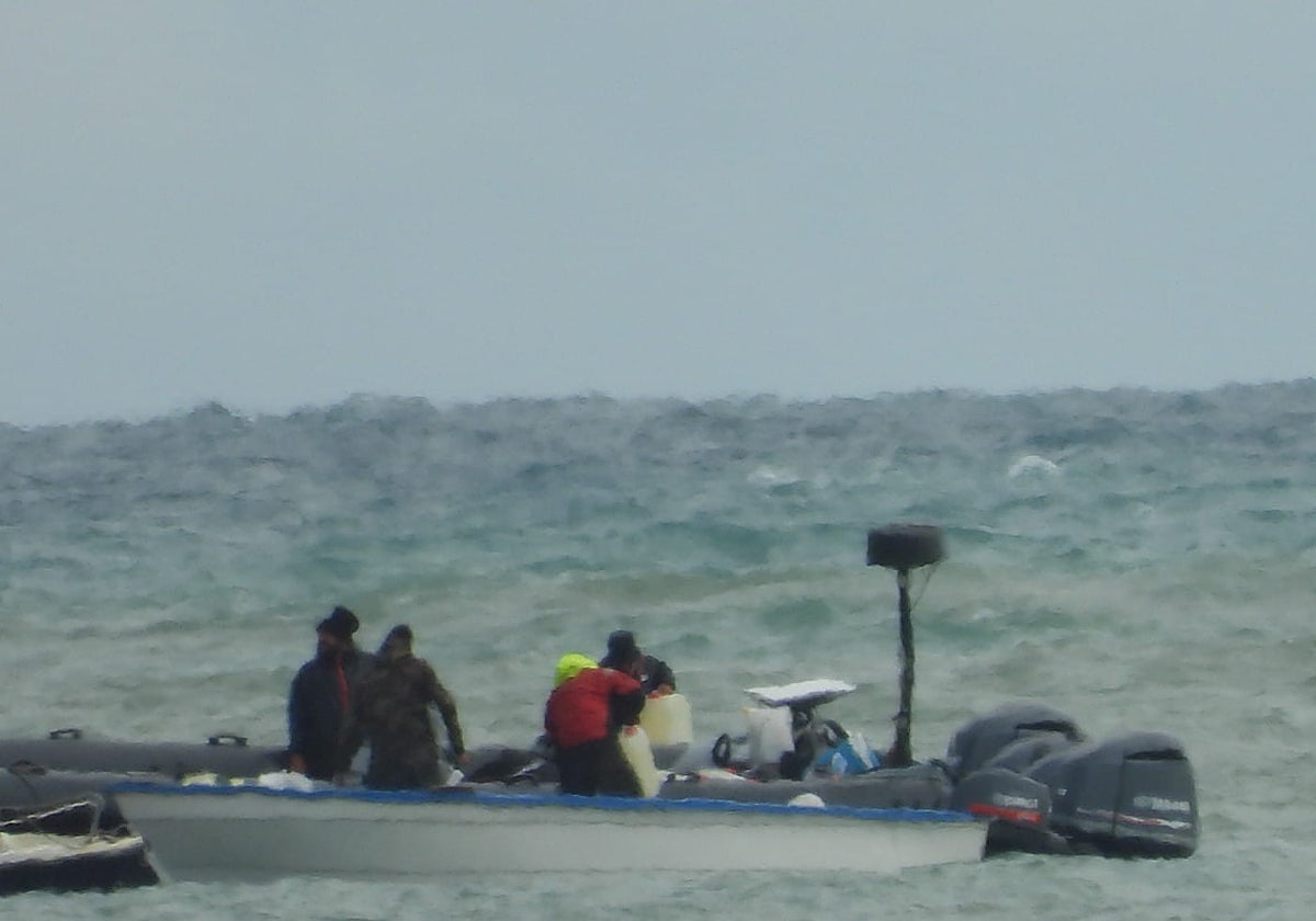 Momento de un trasvase de petacas de gasolina a una narcolancha en Sancti Petri.