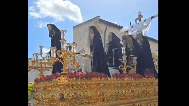 El señor de la Caridad cae tras una levantá este Sábado Santo en Jerez: cambio en la carrera oficial