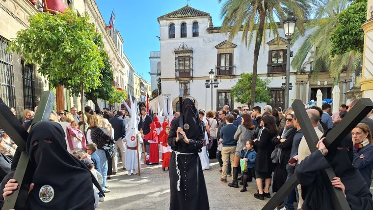 Precioso detalle de Santa Marta con dos hermandades que no pudieron salir el Martes Santo en Jerez