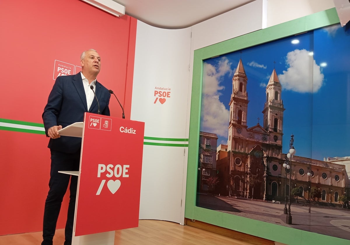 Ruiz Boix durante su comparecencia este lunes en la sede provincial del PSOE
