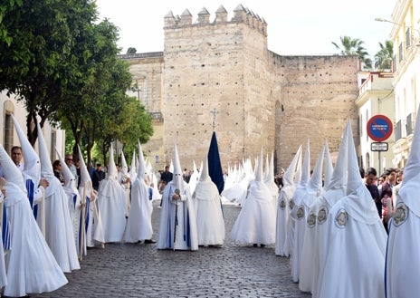 Imagen secundaria 1 - Semana Santa de Jerez 2025: Notable alto pese a la lluvia y las sombras