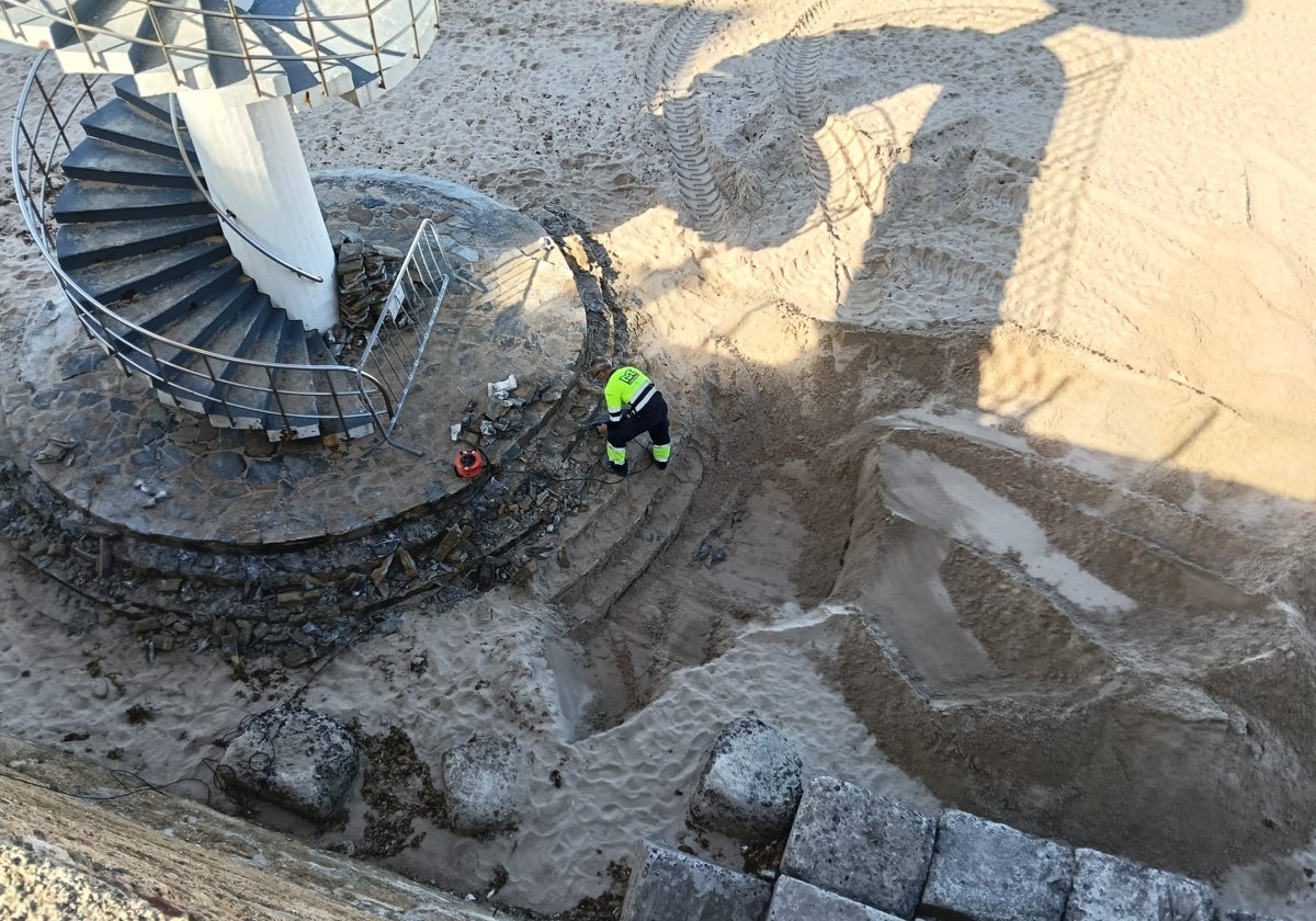 El Ayuntamiento de Cádiz ofrece una solución definitiva al acceso a la playa desde la escalera de caracol